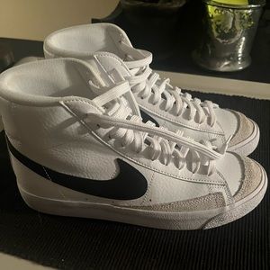 7Y Nike sneakers can fit a child or women size 7